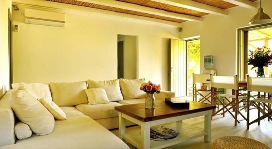 Ελληνικός παράδεισος: Διέρρευσαν για 1η φορά φώτο από το πέτρινο, minimal εσωτερικό του σπιτιού της Ελένης Μενεγάκη στα Άχλα