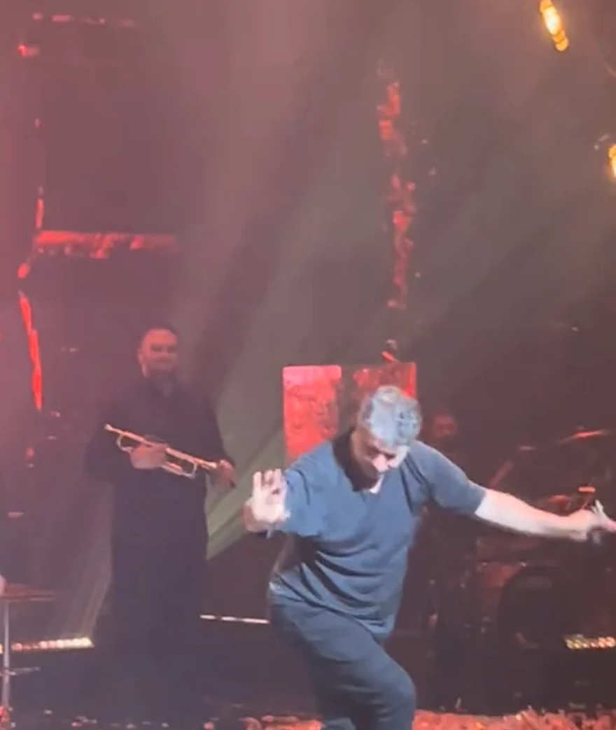 Βασίλης Μπισμπίκης: Χόρεψε νέο ζεϊμπέκικο μπροστά στη Δέσποινα Βανδή