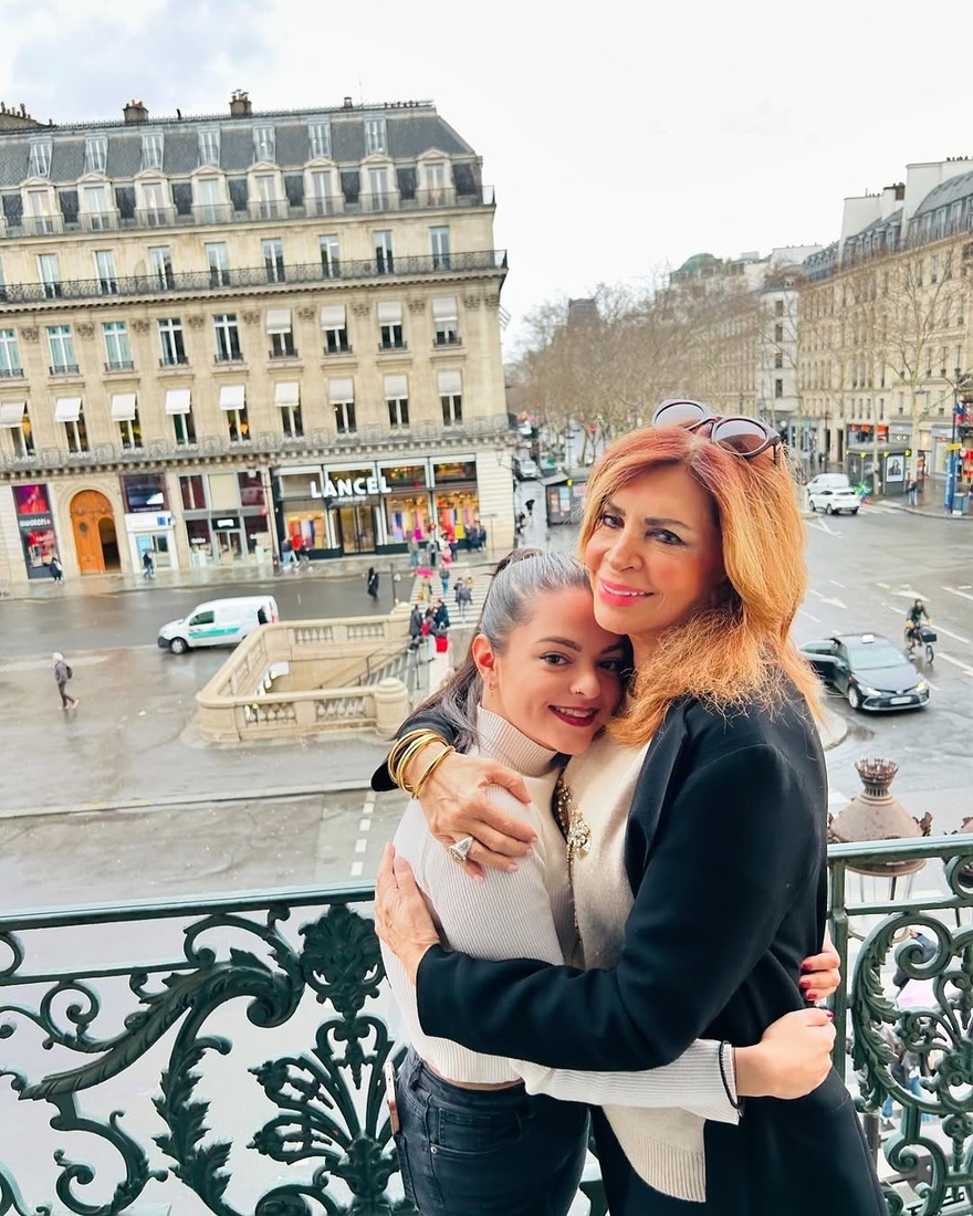 Μιμή Ντενίση: Στο Παρίσι με την 24χρονη κόρη της, Μαριτίνα