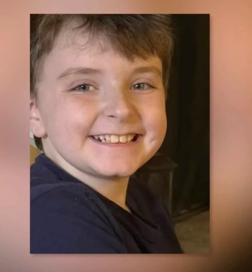 10χρονος πέθανε όταν η ανάδοχη μητέρα του που ζύγιζε 150 κιλά έκατσε πάνω του για να τον τιμωρήσει – Σοκαριστικό υλικό από κάμερα ασφαλείας