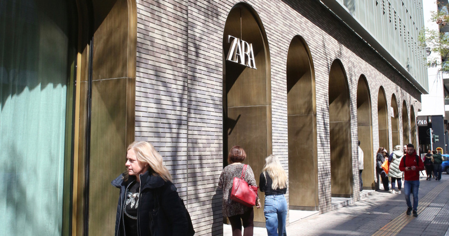 Εντυπωσιασμένη όλη η Αθήνα με το Zara των 6.000 τ.μ. – Εικόνες και βίντεο από το ιστορικό Μινιόν που άνοιξε ξανα 20 χρόνια μετά