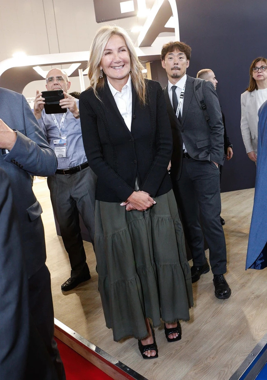 Εκπέμπει ανωτερότητα και αρχοντιά: Η εμφάνιση της Μαρέβας με σακάκι και μάξι φούστα που δείχνει την ευγενική καταγωγή της