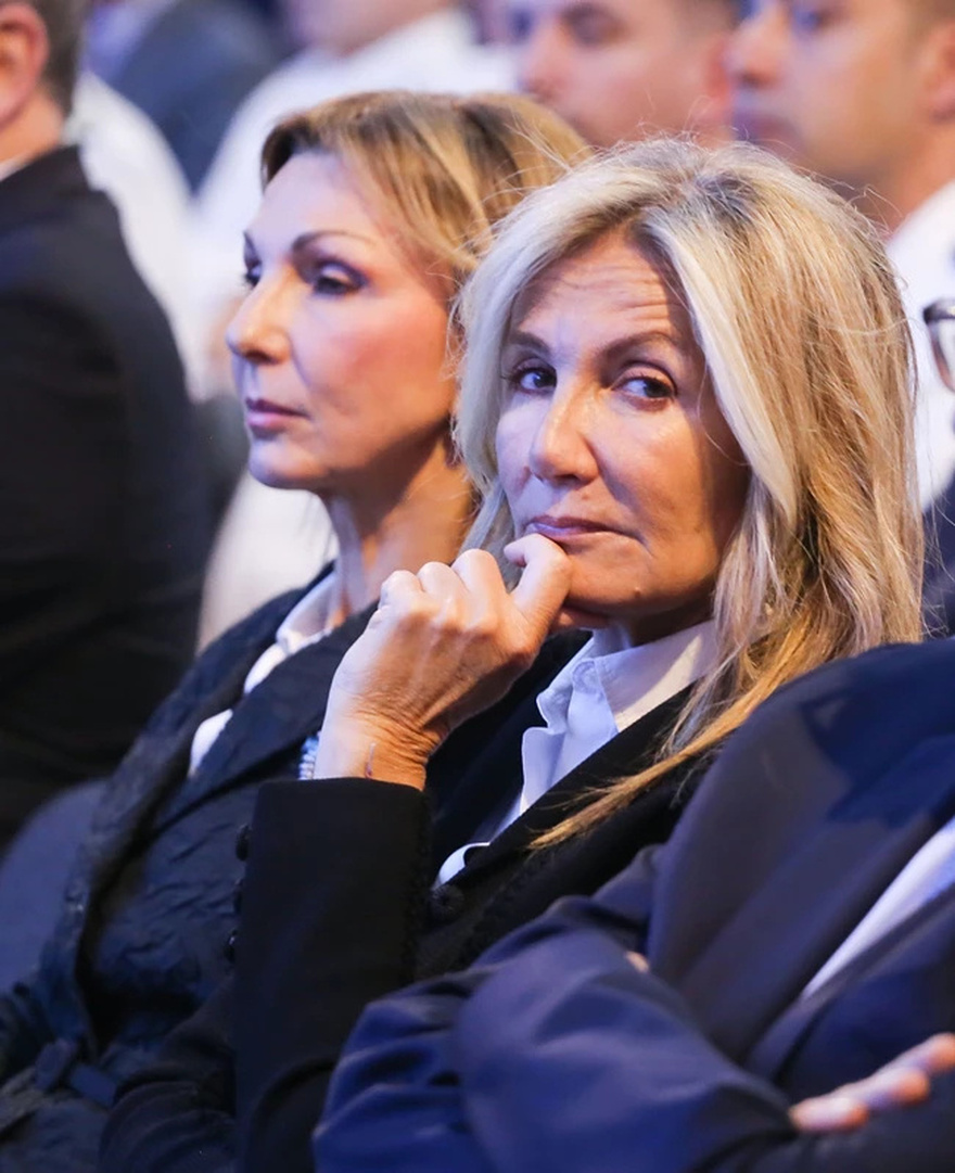 Εκπέμπει ανωτερότητα και αρχοντιά: Η εμφάνιση της Μαρέβας με σακάκι και μάξι φούστα που δείχνει την ευγενική καταγωγή της