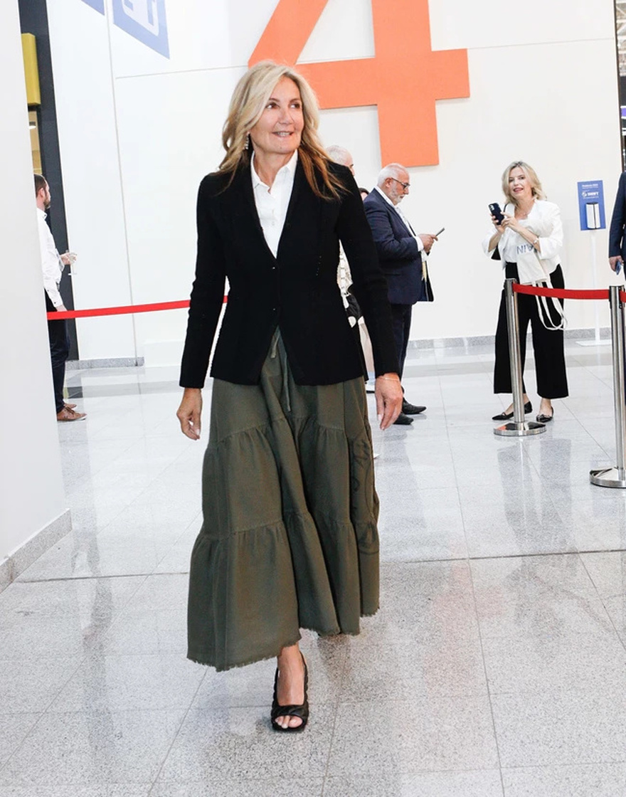 Εκπέμπει ανωτερότητα και αρχοντιά: Η εμφάνιση της Μαρέβας με σακάκι και μάξι φούστα που δείχνει την ευγενική καταγωγή της