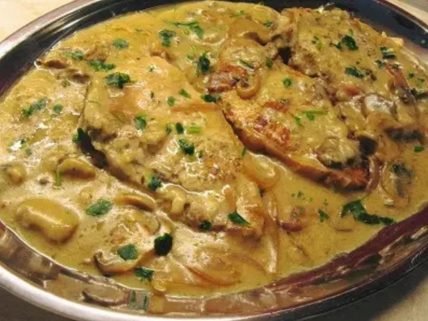 Χοιρινές μπριζόλες με μανιτάρια στο τηγάνι πολύ νόστιμες και μαλακές!