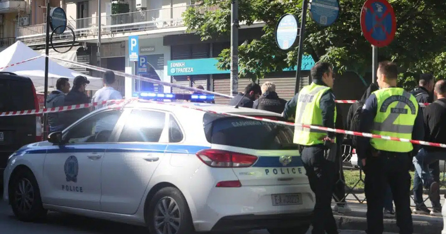 Αυτή είναι η γυναίκα που ανατινάχθηκε έξω από τράπεζα στη Θεσσαλονίκη – Βίντεο σοκ από τα πρώτα δευτερόλεπτα μετά την έκρηξη