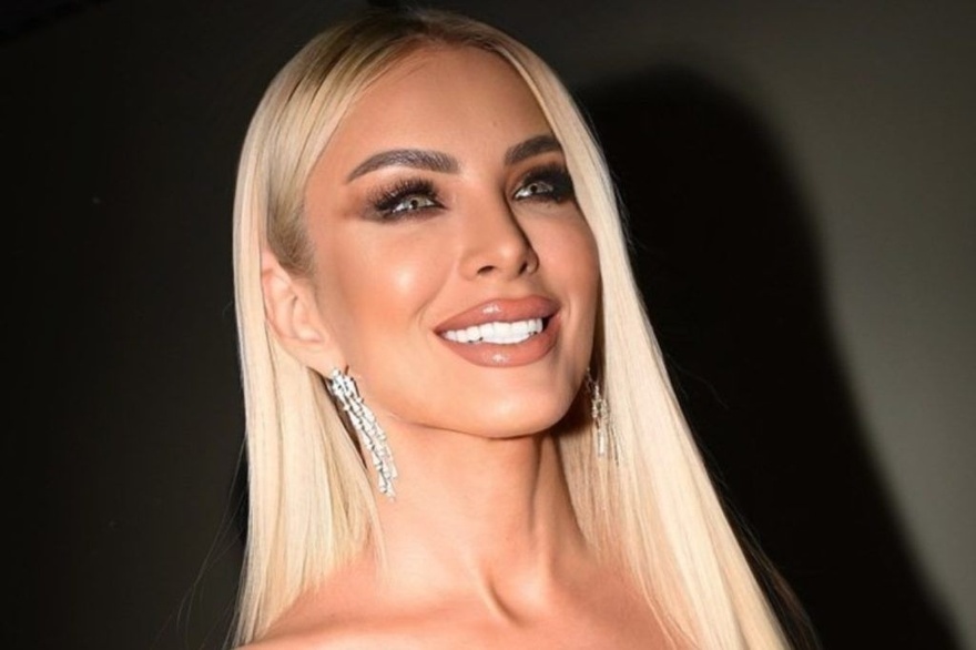 Κατερίνα Καινούργιου: Στόλισε το Χριστουγεννιάτικο δέντρο στο πιο μοντέρνο χρώμα της χρονιάς