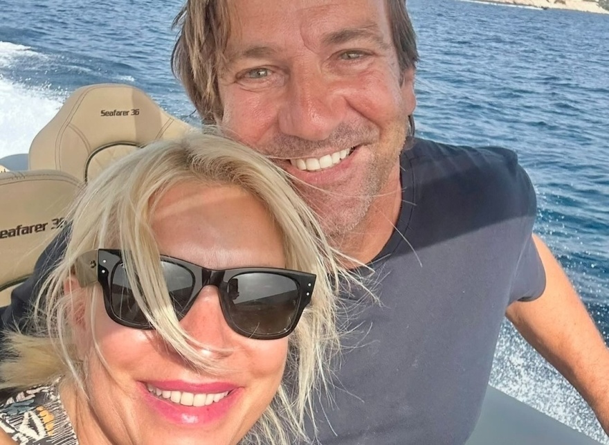 Ελληνικός παράδεισος: Διέρρευσαν για 1η φορά φώτο από το πέτρινο, minimal εσωτερικό του σπιτιού της Ελένης Μενεγάκη στα Άχλα