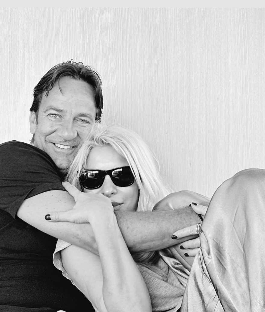 Ελληνικός παράδεισος: Διέρρευσαν για 1η φορά φώτο από το πέτρινο, minimal εσωτερικό του σπιτιού της Ελένης Μενεγάκη στα Άχλα