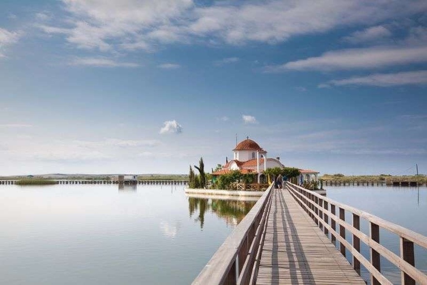 Πλωτό όνειρο.. Το ωραιότερο μοναστήρι της Ελλάδας βρίσκεται πάνω σε νησάκια που ενώνονται με γέφυρα