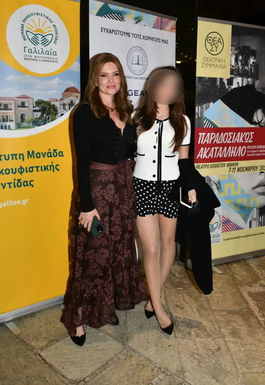 Πολύ κομψή η Κιμ Κίλιαν: Ντυμένη με μια μακριά φαρδιά φούστα δίπλα στη κόρη της μετά τη σοβαρή περιπέτεια με τον καρκίνο