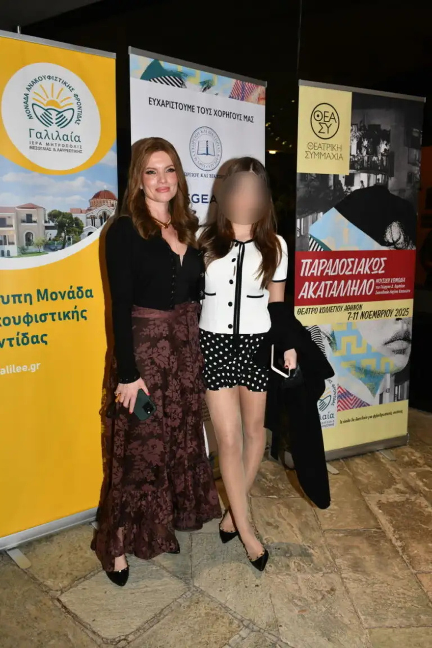 Πολύ κομψή η Κιμ Κίλιαν: Ντυμένη με μια μακριά φαρδιά φούστα δίπλα στη κόρη της μετά τη σοβαρή περιπέτεια με τον καρκίνο