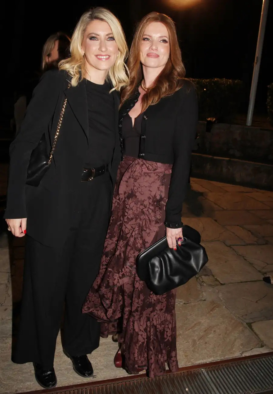 Πολύ κομψή η Κιμ Κίλιαν: Ντυμένη με μια μακριά φαρδιά φούστα δίπλα στη κόρη της μετά τη σοβαρή περιπέτεια με τον καρκίνο