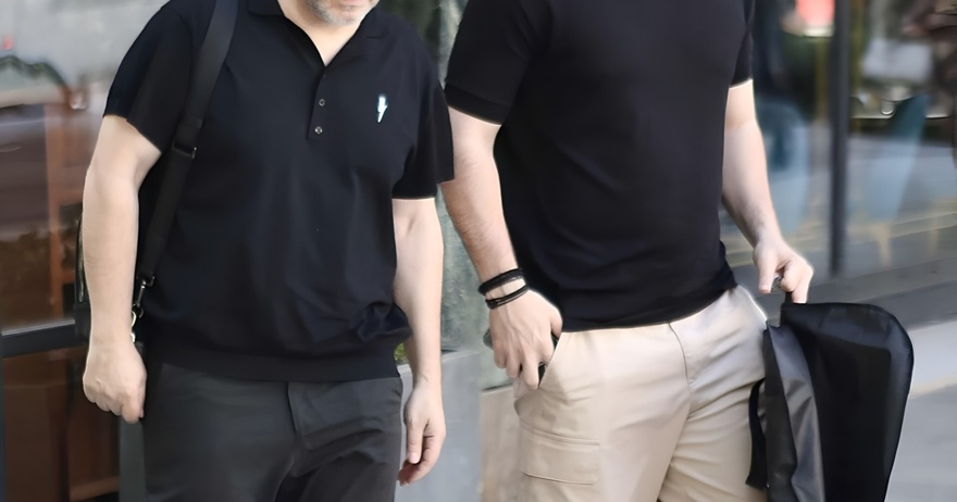 Όλοι κοιτούσαν τα παπούτσια του – Σπάνια εμφάνιση του Γιάννη Πλούταρχου στο κέντρο της Αθήνας μαζί με τον γιο του