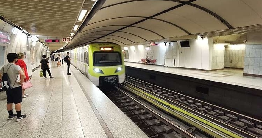 ΧΑΟΣ ΣΤΟ ΜΕΤΡΟ: ΚΛΕΙΝΟΥΝ ΣΤΑΘΜΟΙ ΚΑΙ ΓΡΑΜΜΕΣ – ΠΑΝΙΚΟΣ ΣΤΟΥΣ ΕΠΙΒΑΤΕΣ – ΤΙ ΕΧΕΙ ΣΥΜΒΕΙ