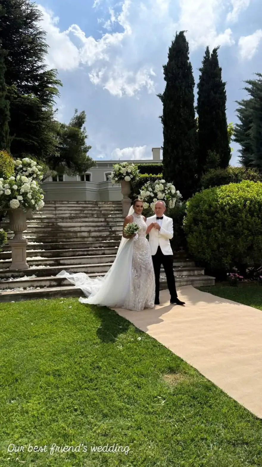 Όλοι κοιτούσαν την Σταματίνα αντί για την νύφη: Παντρεύτηκε η δημοσιογράφος Αλεξάνδρα Χατζηγεωργίου