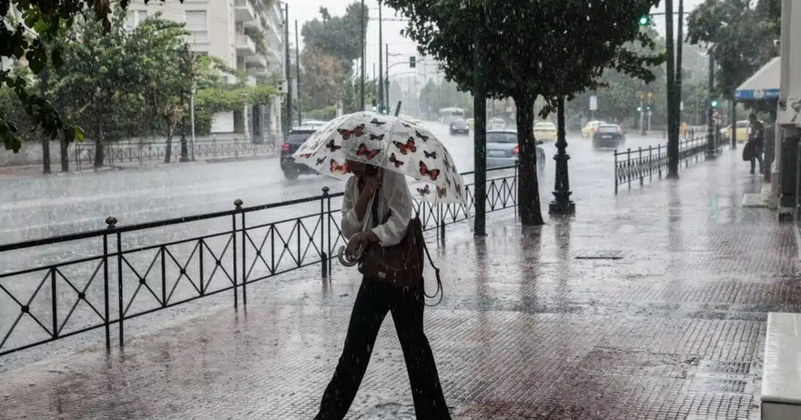 Καταιγίδα στην Αττική, πλημμύρισαν δρόμοι – Πότε εξασθενούν τα φαινόμενα
