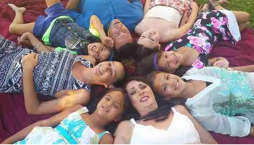 Έγκυος πάει στο κομμωτήριο για να βάψει τα μαλλιά της – Όμως όταν η κομμώτρια της βγάζει την πετσέτα…