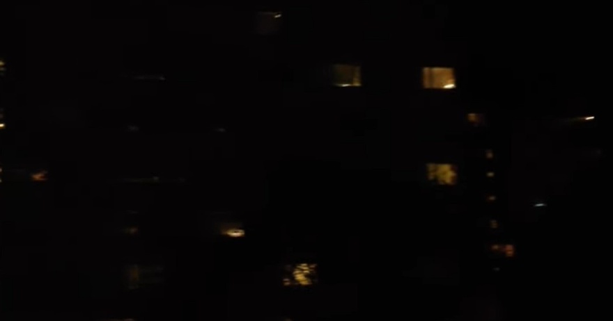 Παράξενο φαινόμενο: Κάθε βράδυ στις 10 ακριβώς ανοίγουν τα παράθυρα και…