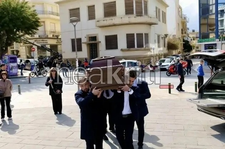 Θρήνος και οδύνη στην κηδεία του Μανώλη Λιδάκη: Τραγικές φιγούρες τα αδέλφια του – Οι καλλιτέχνες που έδωσαν το παρών