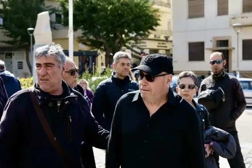 Θρήνος και οδύνη στην κηδεία του Μανώλη Λιδάκη: Τραγικές φιγούρες τα αδέλφια του – Οι καλλιτέχνες που έδωσαν το παρών