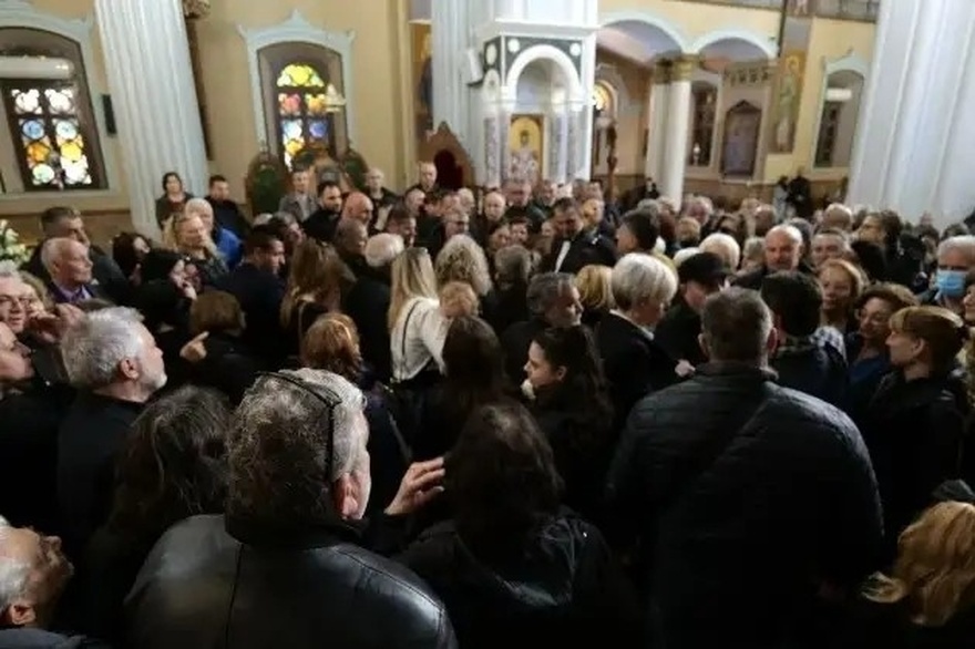 Θρήνος και οδύνη στην κηδεία του Μανώλη Λιδάκη: Τραγικές φιγούρες τα αδέλφια του – Οι καλλιτέχνες που έδωσαν το παρών