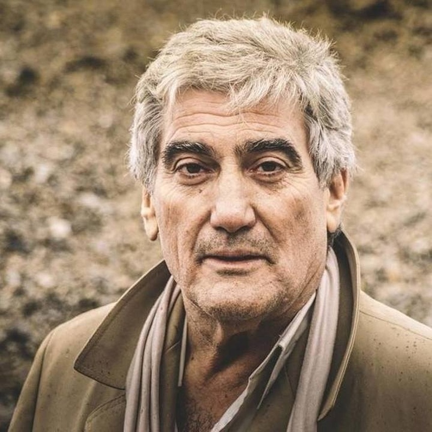 «Ξεκουράστηκε…»: Θρήνος για τον «κακό» του Παρά 5, Νίκο Νικολάου – «Μούδιασε» ο αγαπημένος ηθοποιός μόλις έμαθε ότι πέθανε ο ξάδερφός του