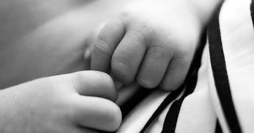 Φρίκη! Υπάλληλος βρεφονηπιακού σταθμού έδωσε σε κοριτσάκι 11 μηνών