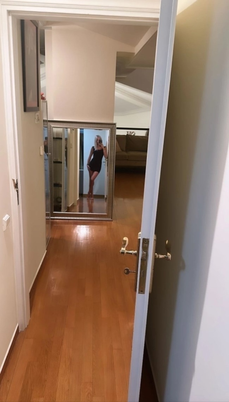 Με θέα όλη την Αθήνα: Το «παλάτι» που μετακóμισε η Φαίη Σκορδά