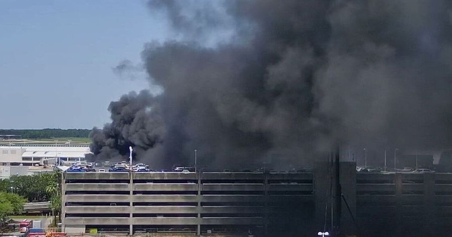 ΣΟΚΑΡΙΣΤΙΚΗ ΕΙΚΟΝΑ – ΤΥΛΙΓΕΤΑΙ ΣΤΙΣ ΦΛΟΓΕΣ ΤΟ ΑΕΡΟΔΡΟΜΙΟ – ΜΕΓΑΛΗ ΦΩΤΙΑ