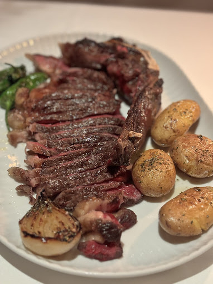 Vezené: Μοντέρνο εστιατόριο με έμφαση στα κρεατικά.