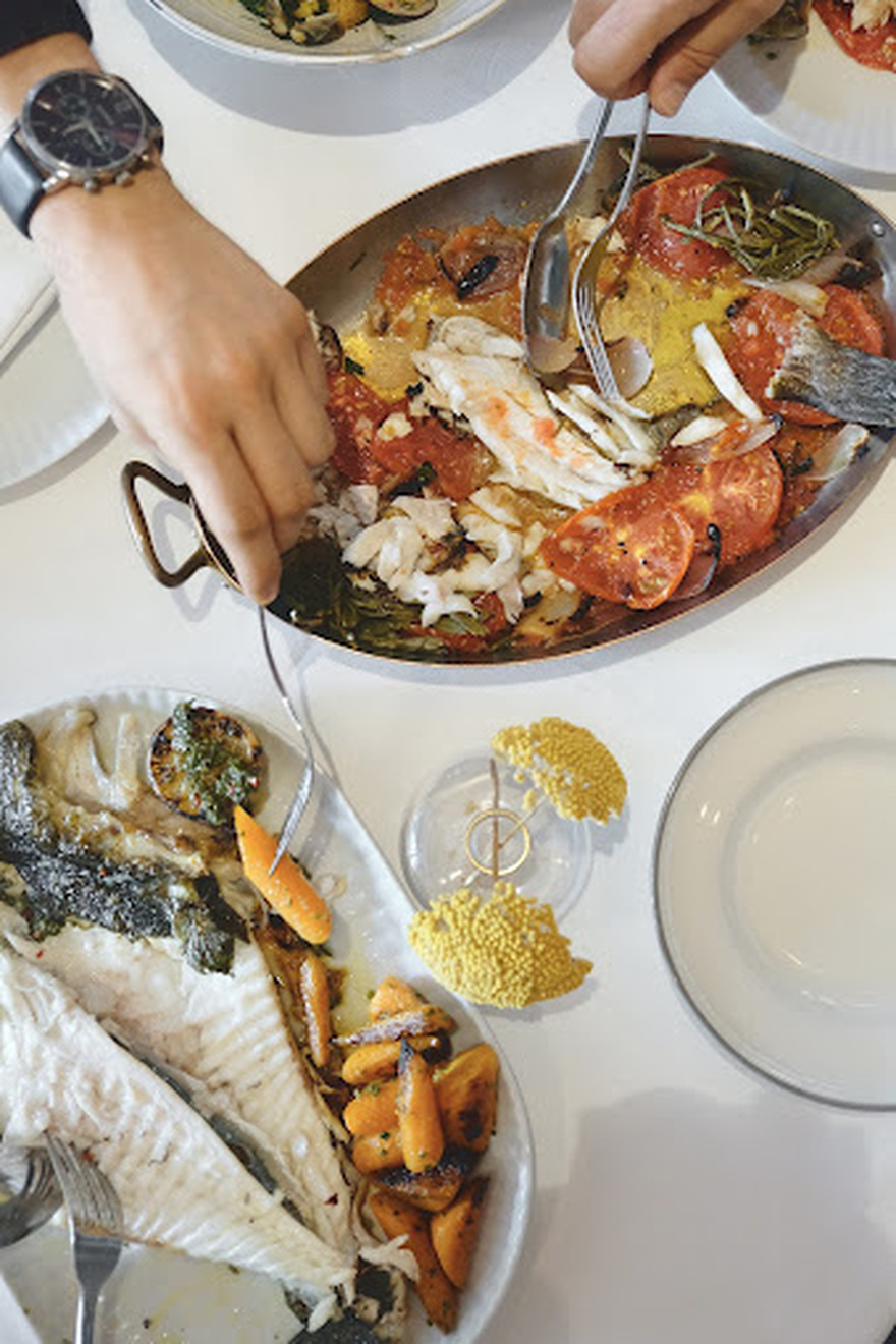 Vezené: Μοντέρνο εστιατόριο με έμφαση στα κρεατικά.