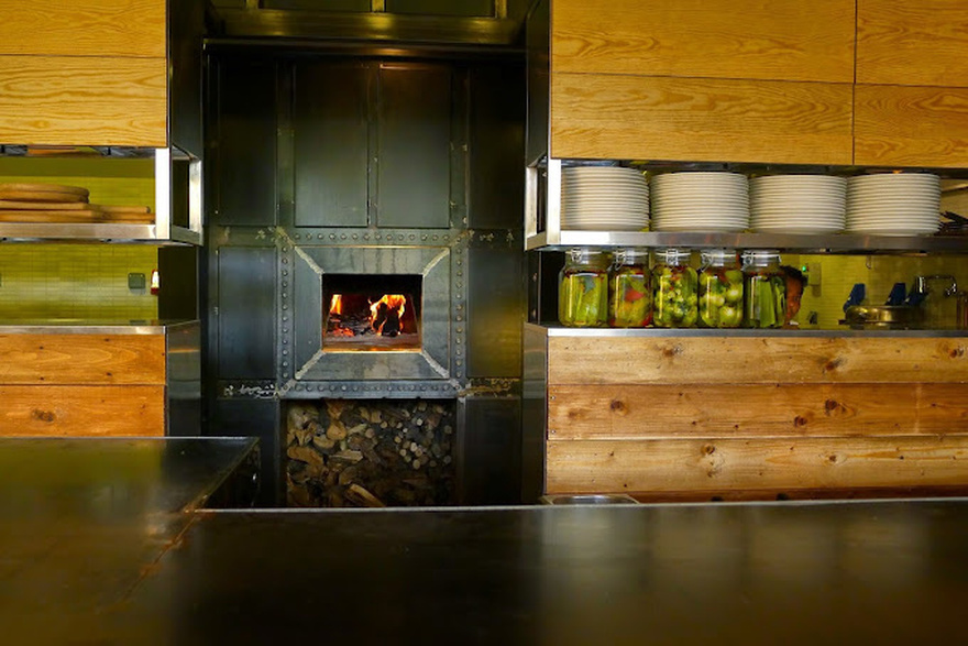 Vezené: Μοντέρνο εστιατόριο με έμφαση στα κρεατικά.