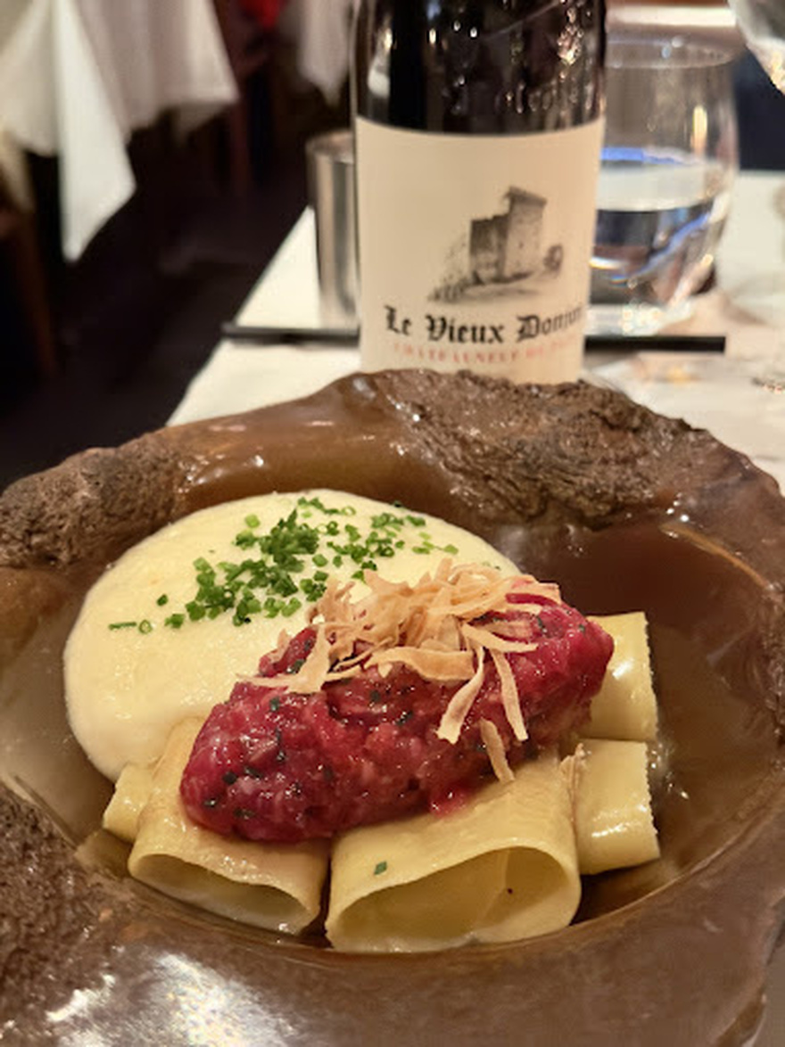 Vezené: Μοντέρνο εστιατόριο με έμφαση στα κρεατικά.