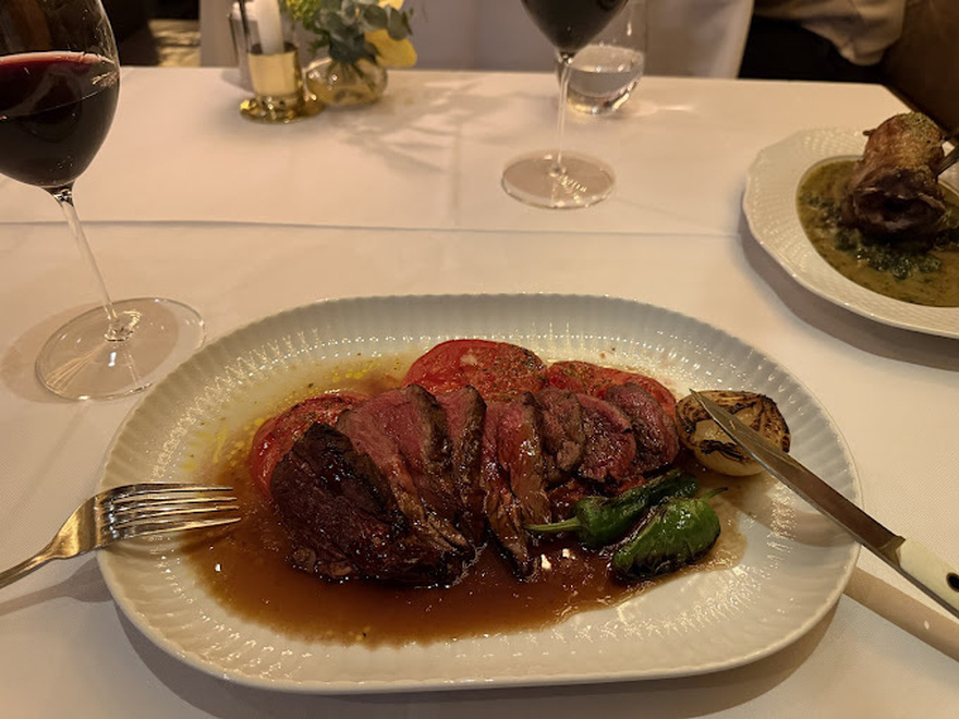 Vezené: Μοντέρνο εστιατόριο με έμφαση στα κρεατικά.