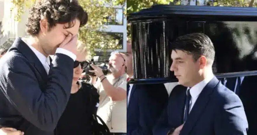 Κηδεία Διονύση Σαββόπουλου: Συντετριμμένη η σύζυγός του, Άσπα Σαββοπούλου στην Μητρόπολη Αθηνών.