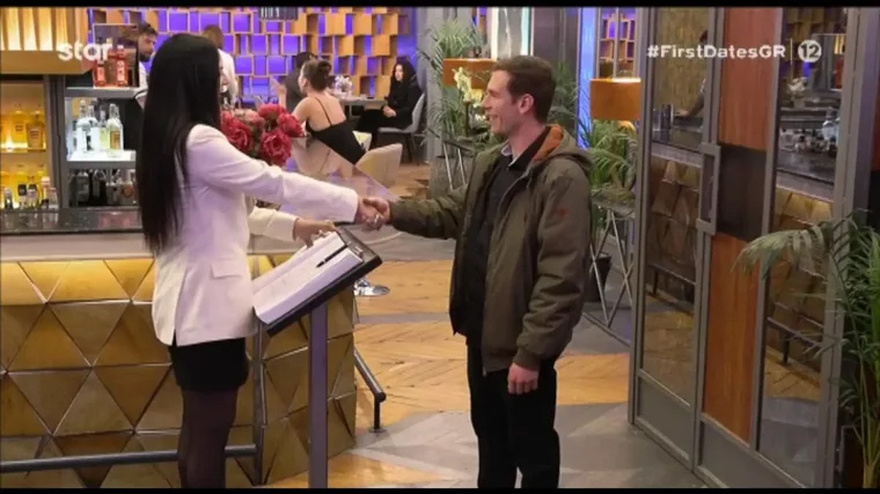 Απόρησαν μέχρι και… οι τεχνικοί με αυτό που έκανε μπροστά στην κάμερα παίκτης του First Dates – Σήκωσε την κοπέλα και…