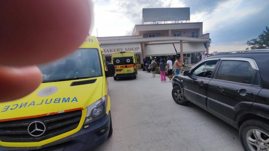 Tζιπ «μπούκαρε» σε φούρνο και παρέσυρε πελάτες – Ένας νεκρός και ένας σοβαρά τραυματίας