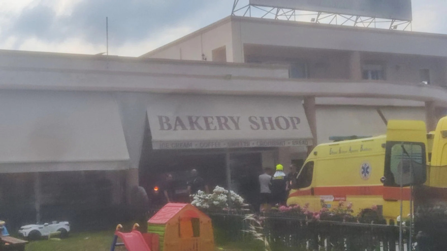 Tζιπ «μπούκαρε» σε φούρνο και παρέσυρε πελάτες – Ένας νεκρός και ένας σοβαρά τραυματίας