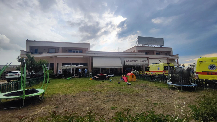 Tζιπ «μπούκαρε» σε φούρνο και παρέσυρε πελάτες – Ένας νεκρός και ένας σοβαρά τραυματίας