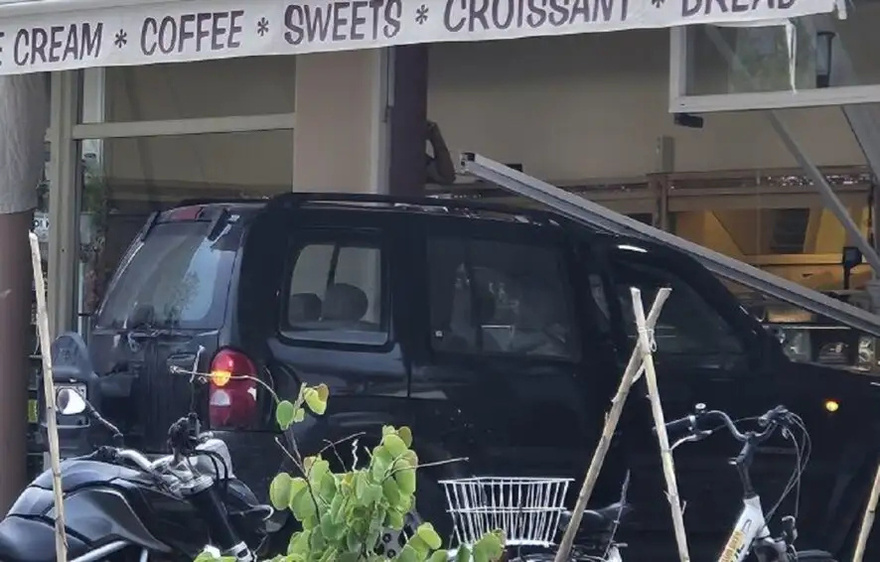 Tζιπ «μπούκαρε» σε φούρνο και παρέσυρε πελάτες – Ένας νεκρός και ένας σοβαρά τραυματίας