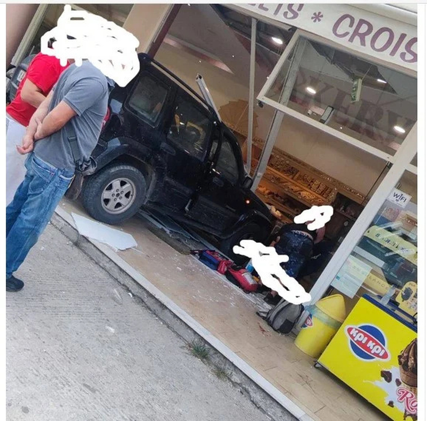 Tζιπ «μπούκαρε» σε φούρνο και παρέσυρε πελάτες – Ένας νεκρός και ένας σοβαρά τραυματίας