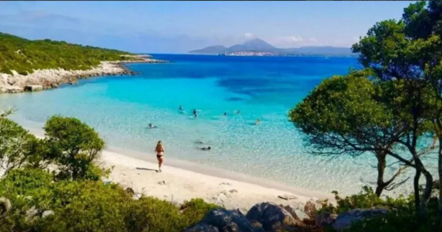 Ζεστά νερά, χωρίς κύμα: Το ελληνικό νησί των 7 κατοίκων έχει 1 παραλία που δεν θα βρείς ούτε στην Καραϊβική