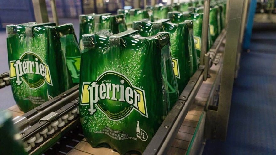 Πετάξτε τα αμέσως! Μολυσμένο πασίγνωστο εμφιαλωμένο νερό – Ανακαλούνται 300.000 μπουκάλια, χάνει τον τίτλο «Φυσικό Μεταλλικό»