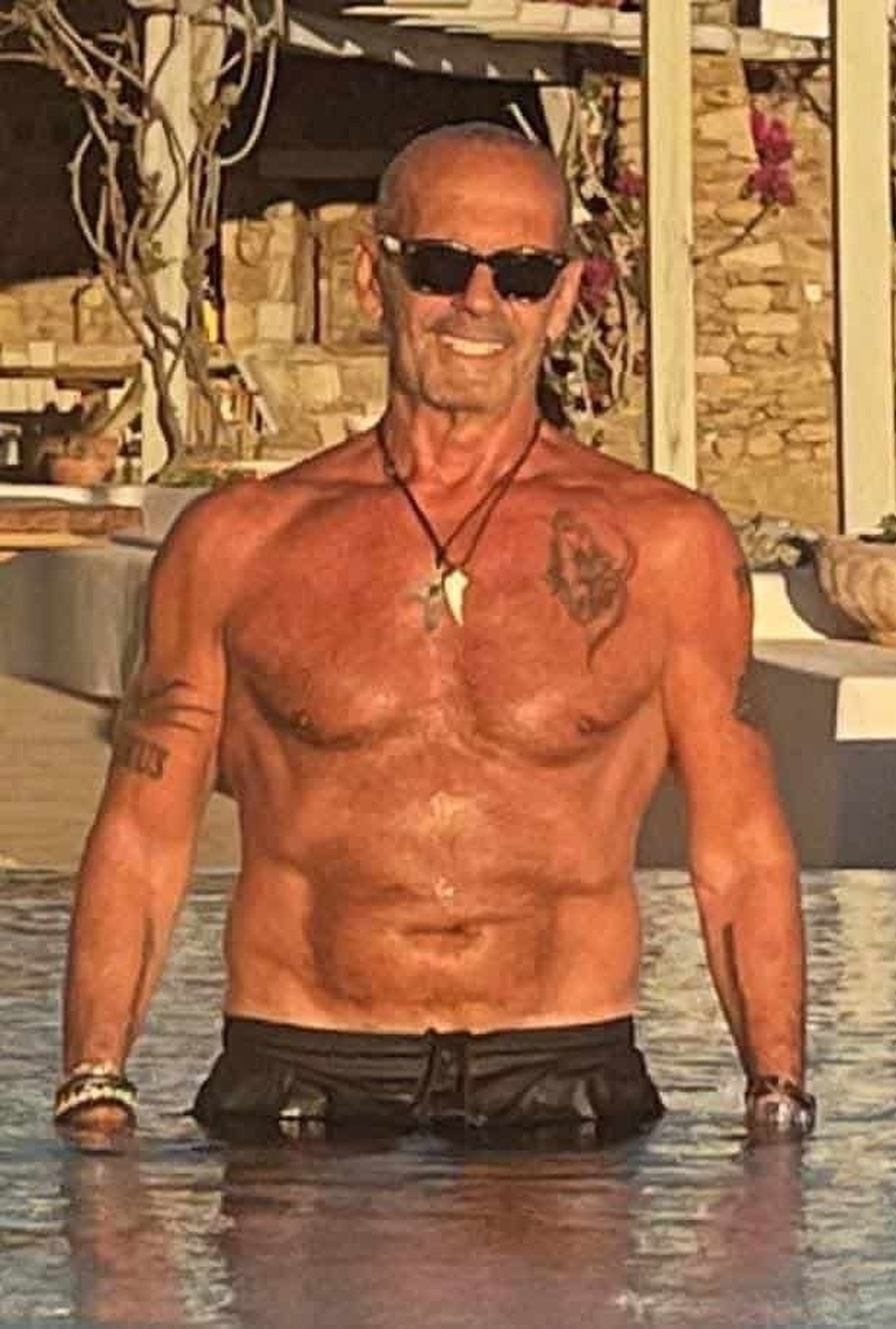 O πιο γοητευτικός 70αρης στην Ελλάδα – Γυμνασμένος, πάντα όμορφος και με στυλ – Δημιούργησε μια κουλτούρα μόνος του