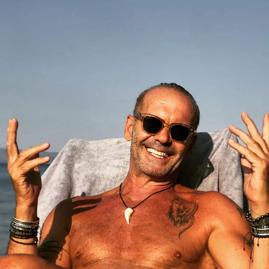 O πιο γοητευτικός 70αρης στην Ελλάδα – Γυμνασμένος, πάντα όμορφος και με στυλ – Δημιούργησε μια κουλτούρα μόνος του