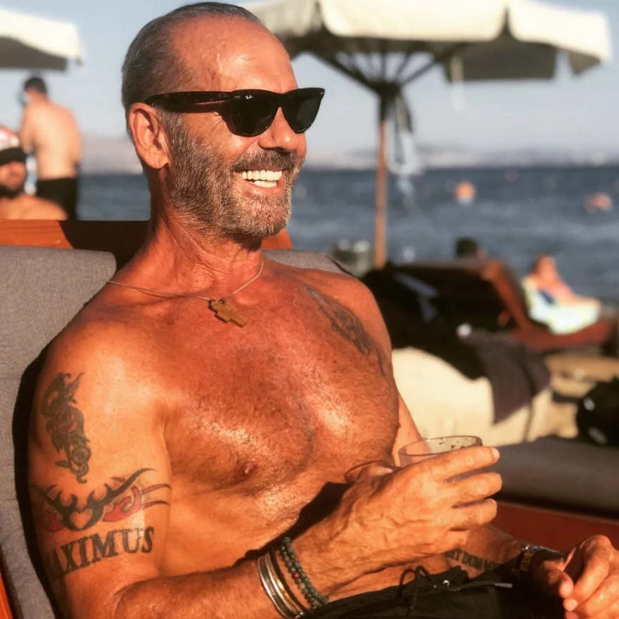 O πιο γοητευτικός 70αρης στην Ελλάδα – Γυμνασμένος, πάντα όμορφος και με στυλ – Δημιούργησε μια κουλτούρα μόνος του