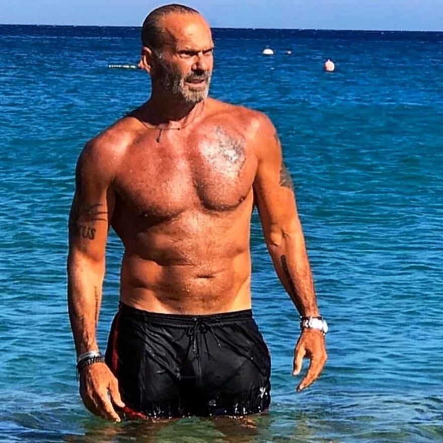 O πιο γοητευτικός 70αρης στην Ελλάδα – Γυμνασμένος, πάντα όμορφος και με στυλ – Δημιούργησε μια κουλτούρα μόνος του