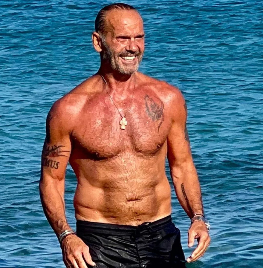 O πιο γοητευτικός 70αρης στην Ελλάδα – Γυμνασμένος, πάντα όμορφος και με στυλ – Δημιούργησε μια κουλτούρα μόνος του