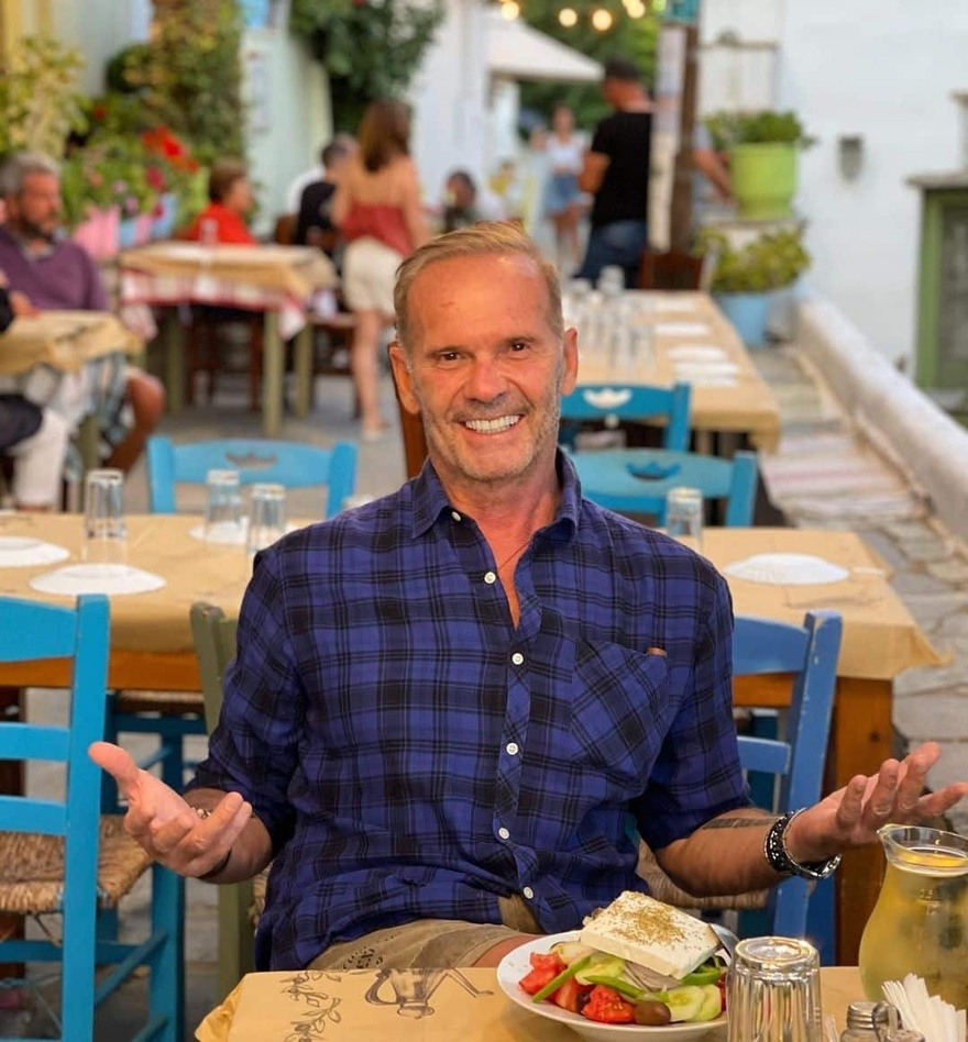 O πιο γοητευτικός 70αρης στην Ελλάδα – Γυμνασμένος, πάντα όμορφος και με στυλ – Δημιούργησε μια κουλτούρα μόνος του